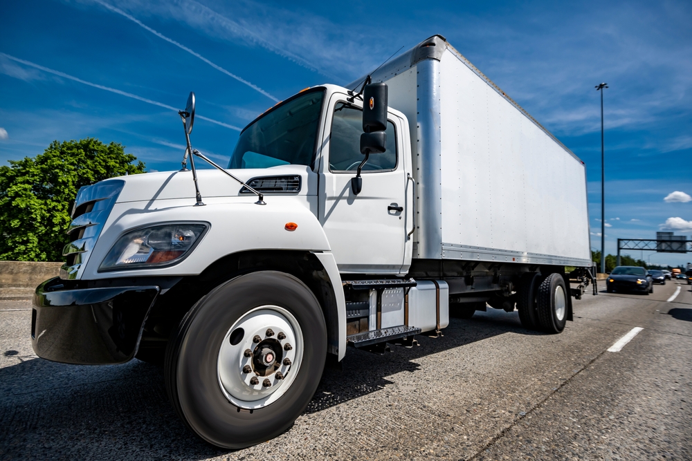 Industrial,Carrier,Middle,Duty,White,Day,Cab,Rig,Semi,Truck
